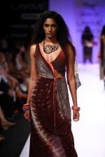 Model walk the ramp for Babita Malkani show at Lakme Fashion Week Day 2 on 4th Aug 2012 (6).JPG